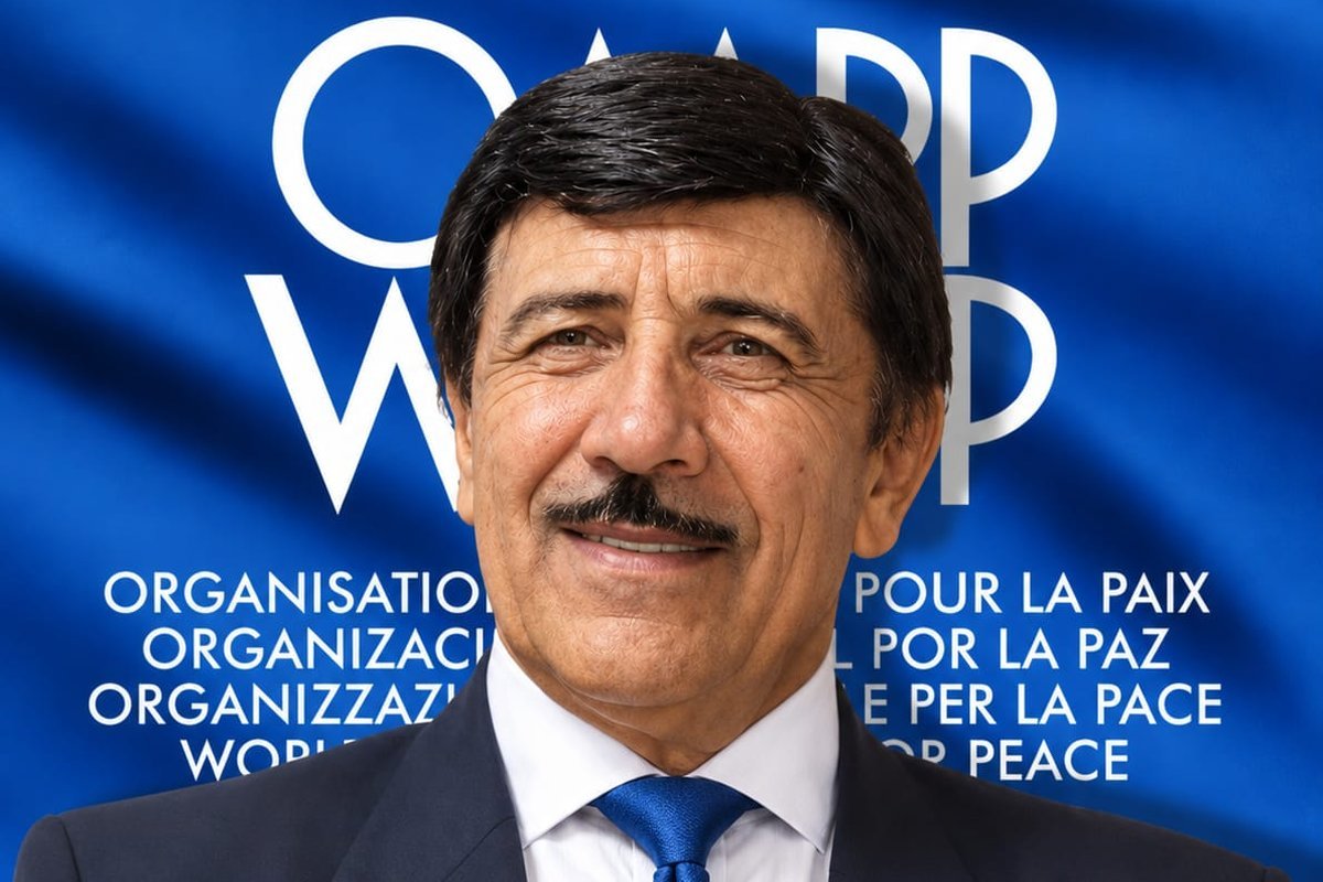 Carlos Peralta, presidente de la OMPP · WOFP, frente a la bandera de la organización